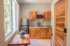 Réfrigérateur, micro-ondes, plaque de cuisson, cafetière/bouilloire