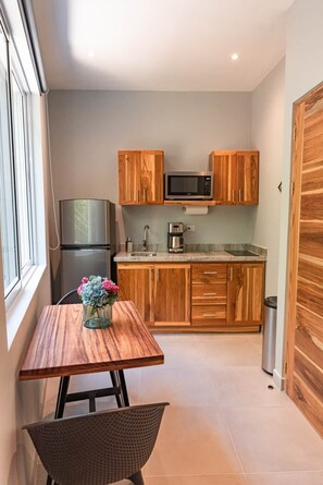 Kühlschrank, Mikrowelle, Herdplatte, Wasserkocher mit Kaffee-/Teezubehör