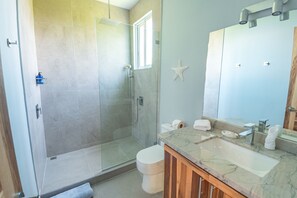 Bathroom - Oceanview Penthouse 2 Bedroom Suite, Full Kitchen, AC (Quepos)