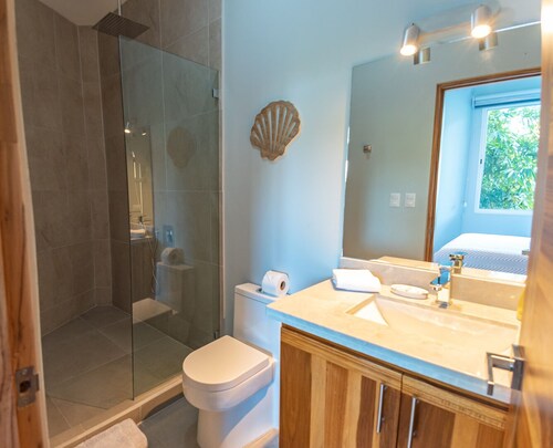 Suite 1 - 2 Bedroom Suite w AC kitchenette walk to beach