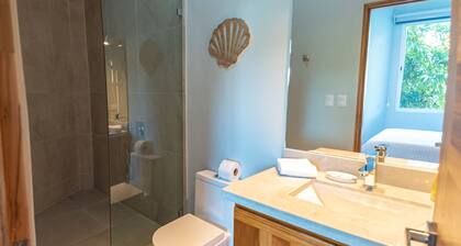 Suite 1 - 2 Bedroom Suite w AC kitchenette walk to beach