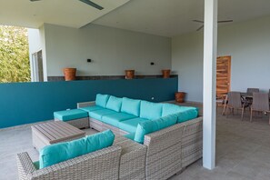 Outdoor dining - Modern Tower 7 Bdrms- AC,Ktchn,Elevator -19 guests (Quepos)