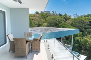 Outdoor dining - Modern Tower 7 Bdrms- AC,Ktchn,Elevator -19 guests (Quepos)