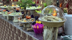 Un buffet proposant une variété de plats et agrémenté de décorations.