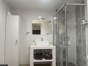 Shower, hair dryer, towels, soap - Patio de los Barberos 2 (Valle de Abdalajís)