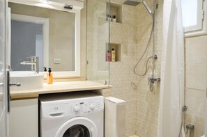 تجهيزات دش، مجففات شعر، مناشف، صابون