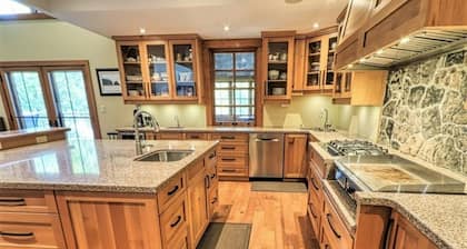 Luxurious Waterfront Villa & Cottage House, Niagara Falls, Ontario