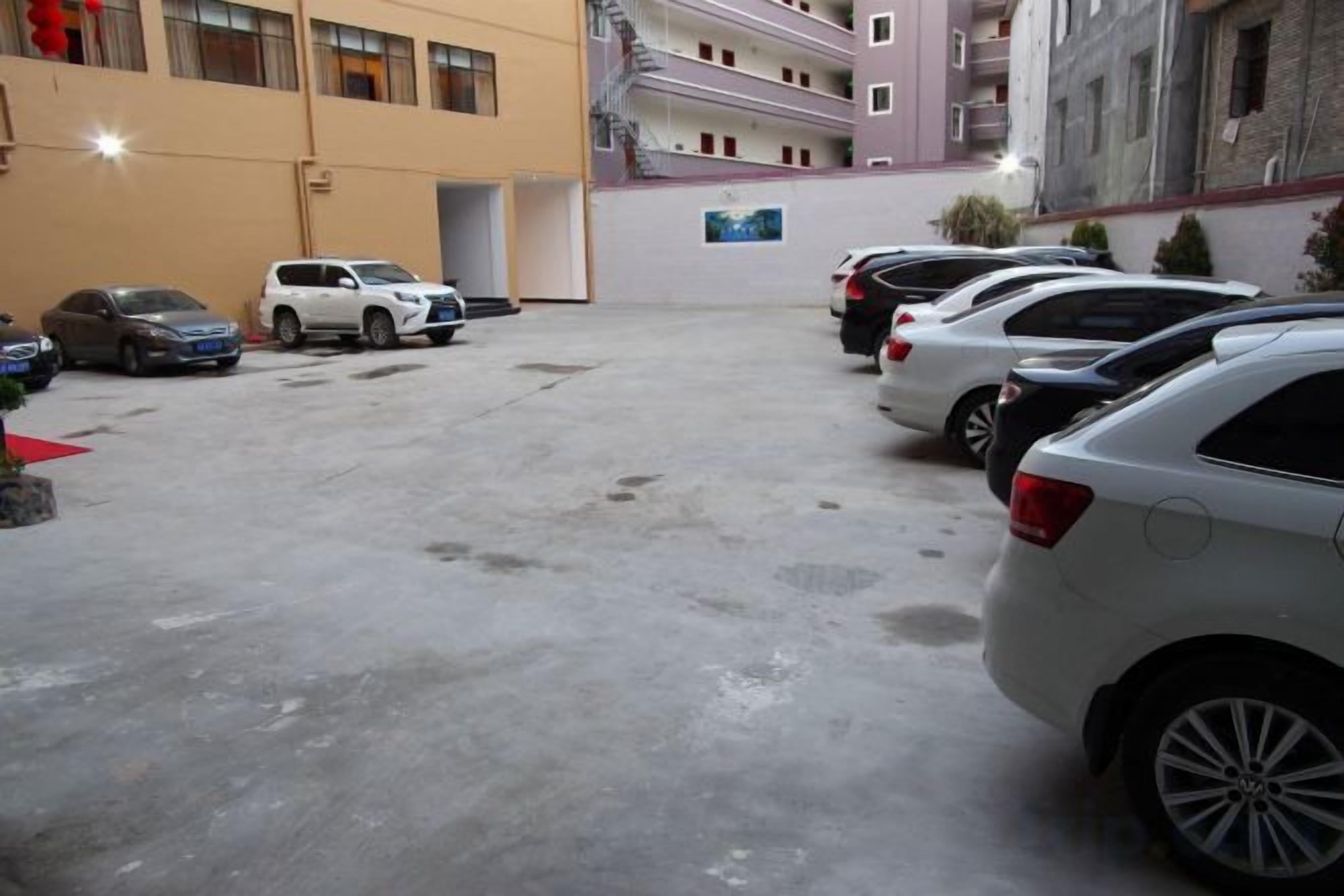 المنطقة المحيطة بالمنشأة