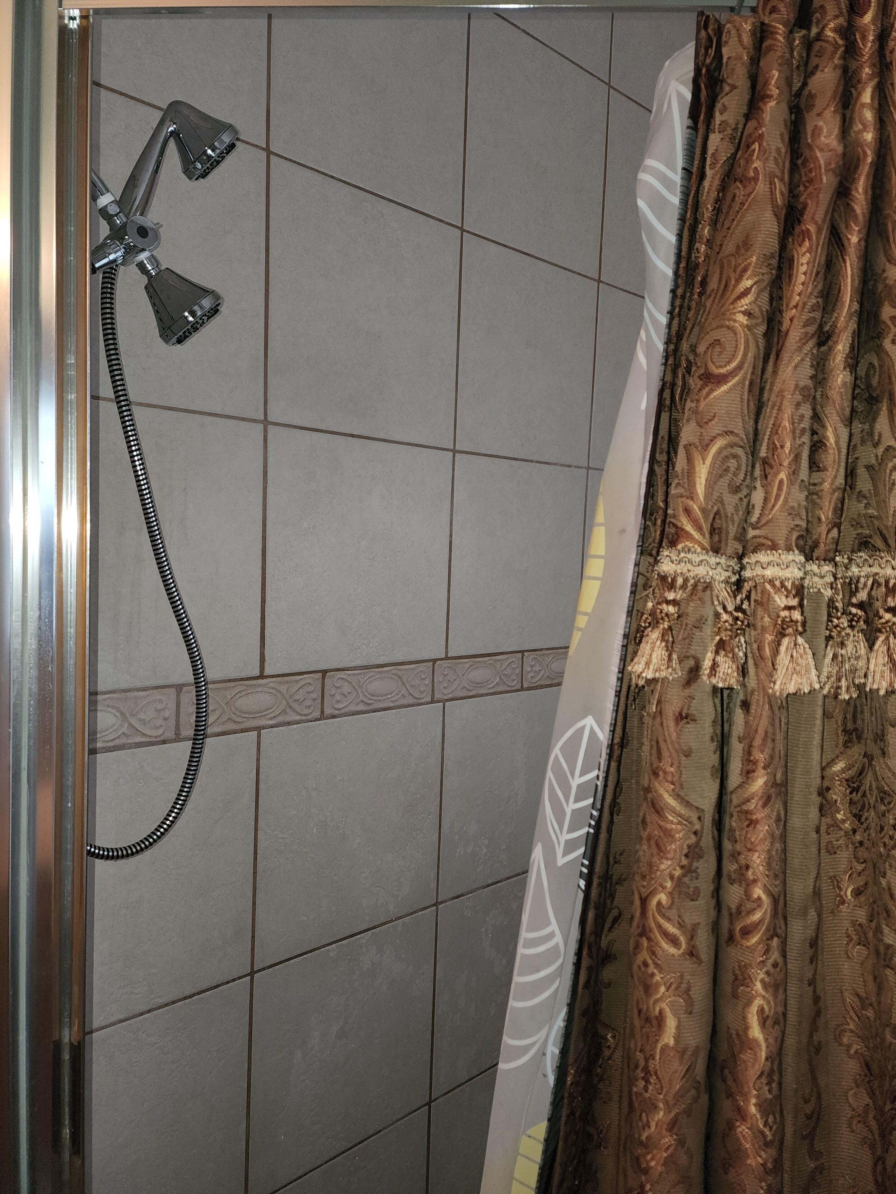 Ducha, secador de pelo, toallas, jabón