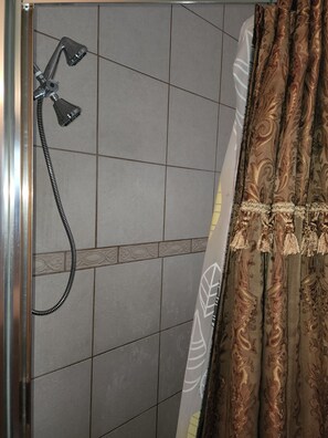 Douche, sèche-cheveux, serviettes fournies, savon