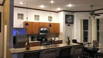 Mikrowelle, Ofen, Herdplatte, Geschirrspüler