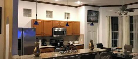 Mikrobølgeovn, ovn, kokeplater og oppvaskmaskin