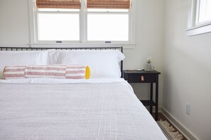 4 chambres, bureau, fer et planche à repasser, lit de bébé portatif