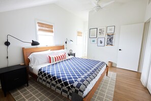4 chambres, bureau, fer et planche à repasser, lit de bébé portatif