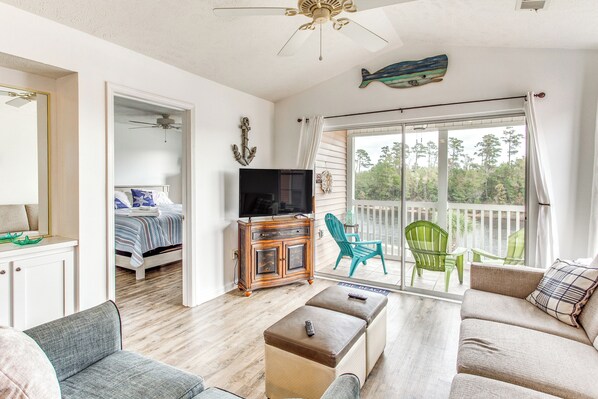 TV - Myrtle Beach Waterfront Condo: 5 Mi to Boardwalk! (Myrtle Beach)