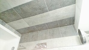 Haartrockner, Handtücher, Seife, Shampoo