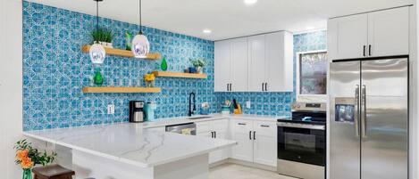 Kjøleskap, mikrobølgeovn, ovn og kokeplater