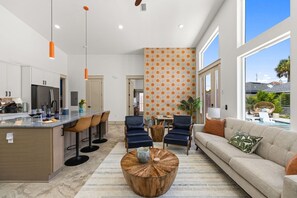 Smart-TV, Kamin, Bücher