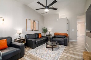 TV - Central Tucson Remodeled Townhome (Tucson)