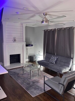 Smart TV - 2027 Cozy Tucked Away Gem Near Airport - Pet Friendly (East Point)