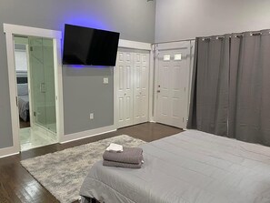 4 bedrooms, WiFi, bed sheets - 2027 Cozy Tucked Away Gem Near Airport - Pet Friendly (East Point)