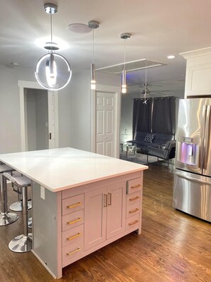 Interior - 2027 Cozy Tucked Away Gem Near Airport - Pet Friendly (East Point)