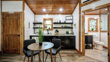 Køleskab, mikrobølgeovn, kogeplade, kaffe-/temaskine