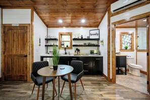 Microondas, parrilla de estufa, cafetera y tetera y tostadora 