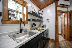 Microondas, parrilla de estufa, cafetera y tetera y tostadora 