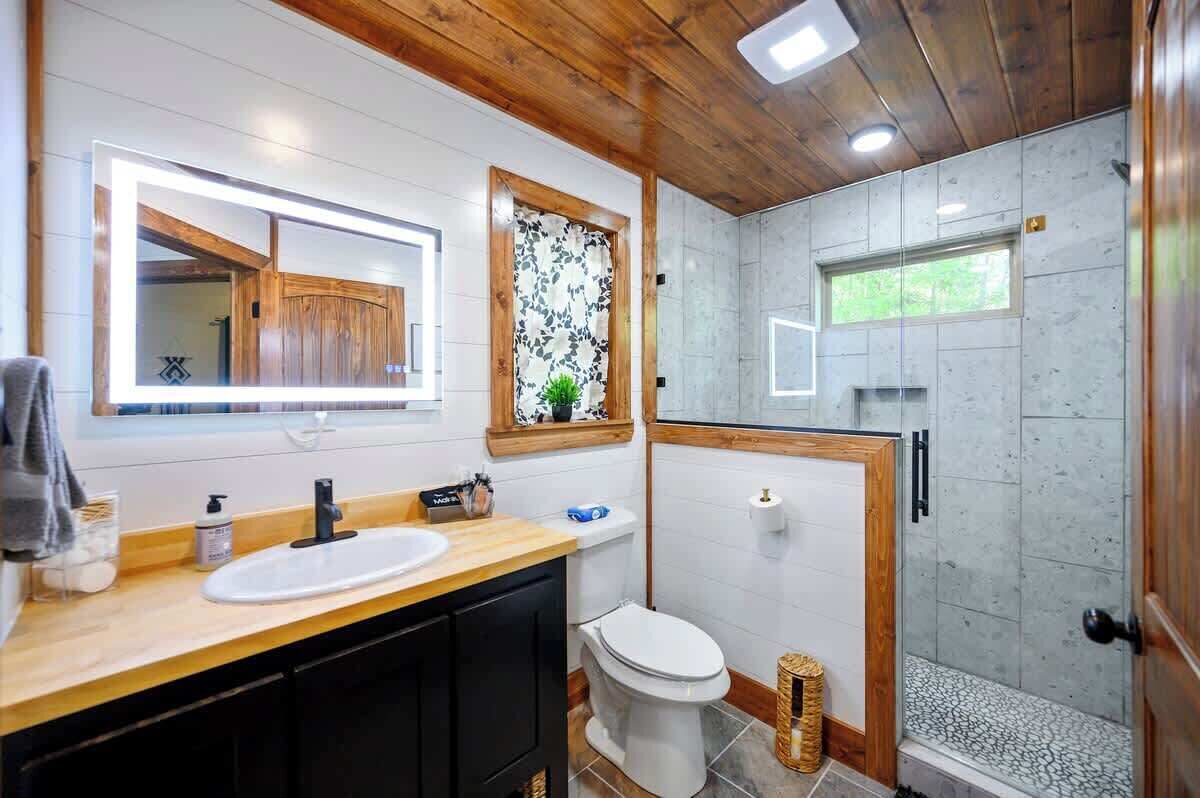 Shower, hair dryer, towels, shampoo