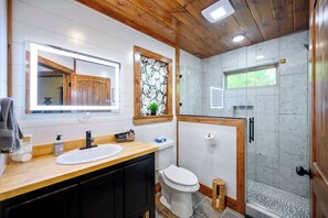 Shower, hair dryer, towels, shampoo - Stylish Couples Cabin with Hot Tub and King Bed (Broken Bow)