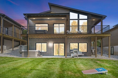 Lake Front, Kayaks, Private Hot Tub, Firepit!