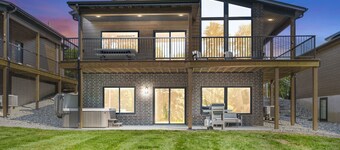 Lake Front, Kayaks, Private Hot Tub, Firepit!