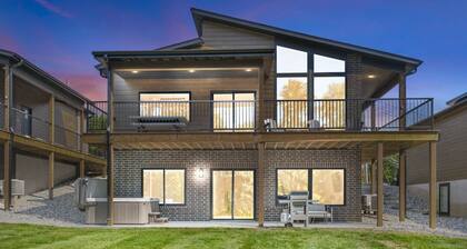 Lake Front, Kayaks, Private Hot Tub, Firepit!