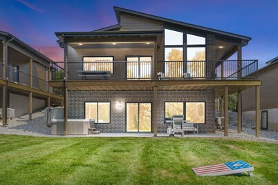 Lake Front, Kayaks, Private Hot Tub, Firepit!