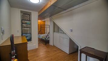 2 slaapkamers, een strijkplank/strijkijzer, gratis wifi, beddengoed