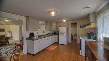 Een koelkast, een magnetron, een oven, een kookplaat