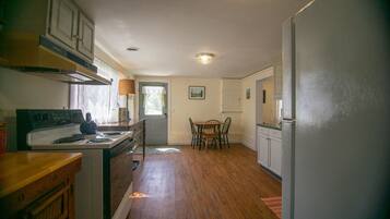 Een koelkast, een magnetron, een oven, een kookplaat