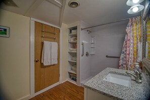 Shower, eco-friendly toiletries, hair dryer, towels - Cozy renovated barn apartment on first floor (Randolph Center)