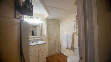 Dusche, umweltfreundliche Kosmetikartikel, Haartrockner, Handtücher