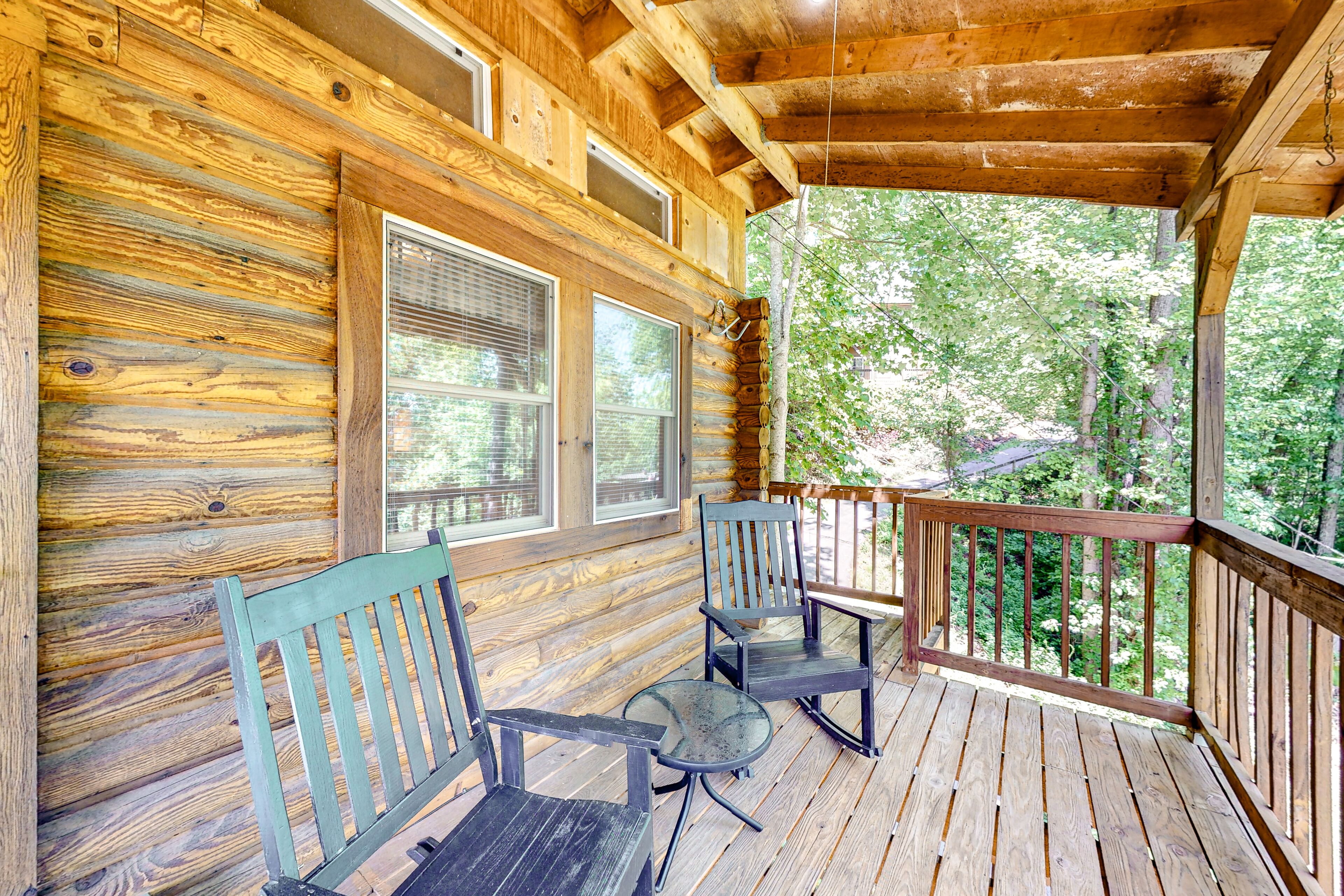 2nd-floor cabin with outdoor pool, tennis, golf, kitchenette, deck, streaming