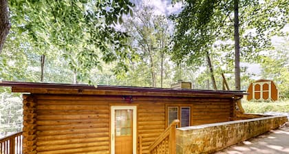 2nd-floor cabin with outdoor pool, tennis, golf, kitchenette, deck, streaming