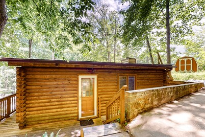 2nd-floor cabin with outdoor pool, tennis, golf, kitchenette, deck, streaming