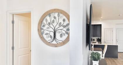 Clean and open remodeled luxury townhouse!