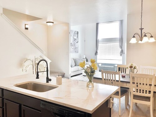 Clean and open remodeled luxury townhouse!