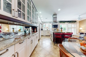 Fridge, microwave, oven, stovetop - Elegant home with private pool, spa, putting green, firepit & gorgeous patio (Palm Springs)