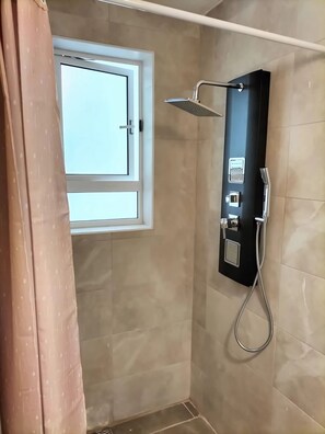 Dusche, Handtücher, Seife, Shampoo