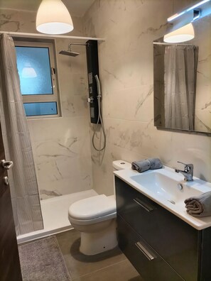 Dusche, Handtücher, Seife, Shampoo