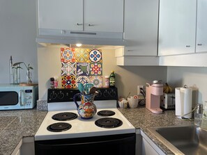 Jääkaappi, mikroaaltouuni, uuni, liesi