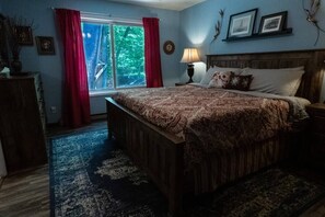 4 bedrooms, iron/ironing board, WiFi, bed sheets - Spacious Catskills Home with Covered Hot Tub (Thompson)